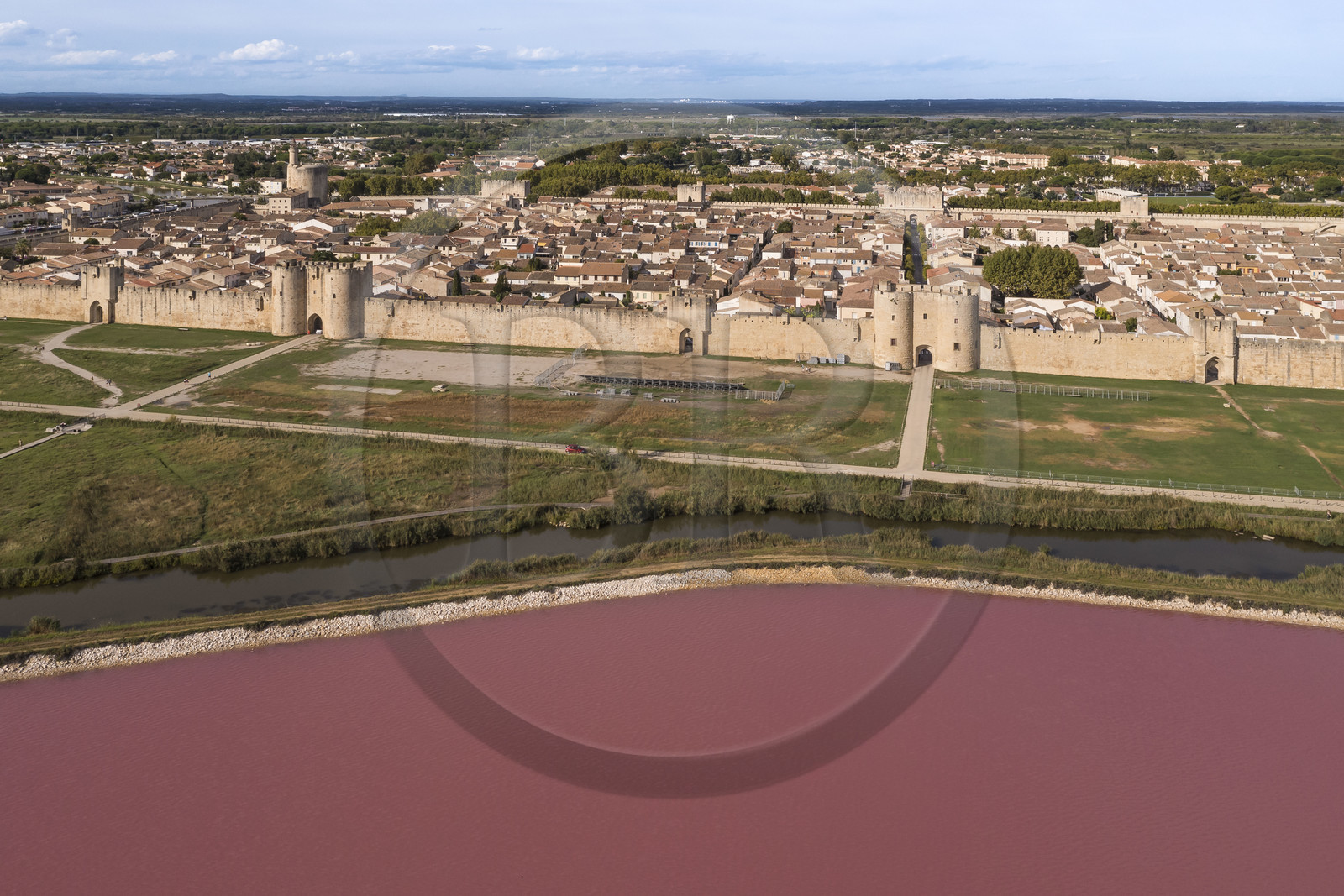 France, Gard (30), Aigues-Mortes, la ville médiévale entourée par ses remparts en bordure des marais salants (Salins du Midi) (vue aérienne)