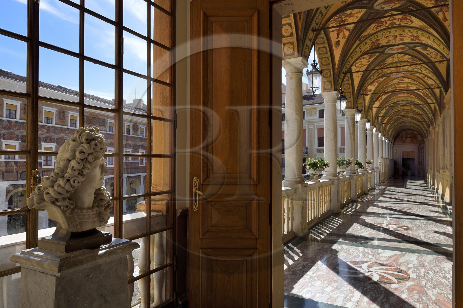Principauté de Monaco, Monaco, le Rocher, le palais princier, galerie d'Hercule dans la cour d'honneur