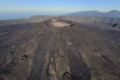 France, île de la Réunion, volcan du Piton de la Fournaise, classé Patrimoine Mondial de l'UNESCO, le cratère Dolomieu (vue aérienne)