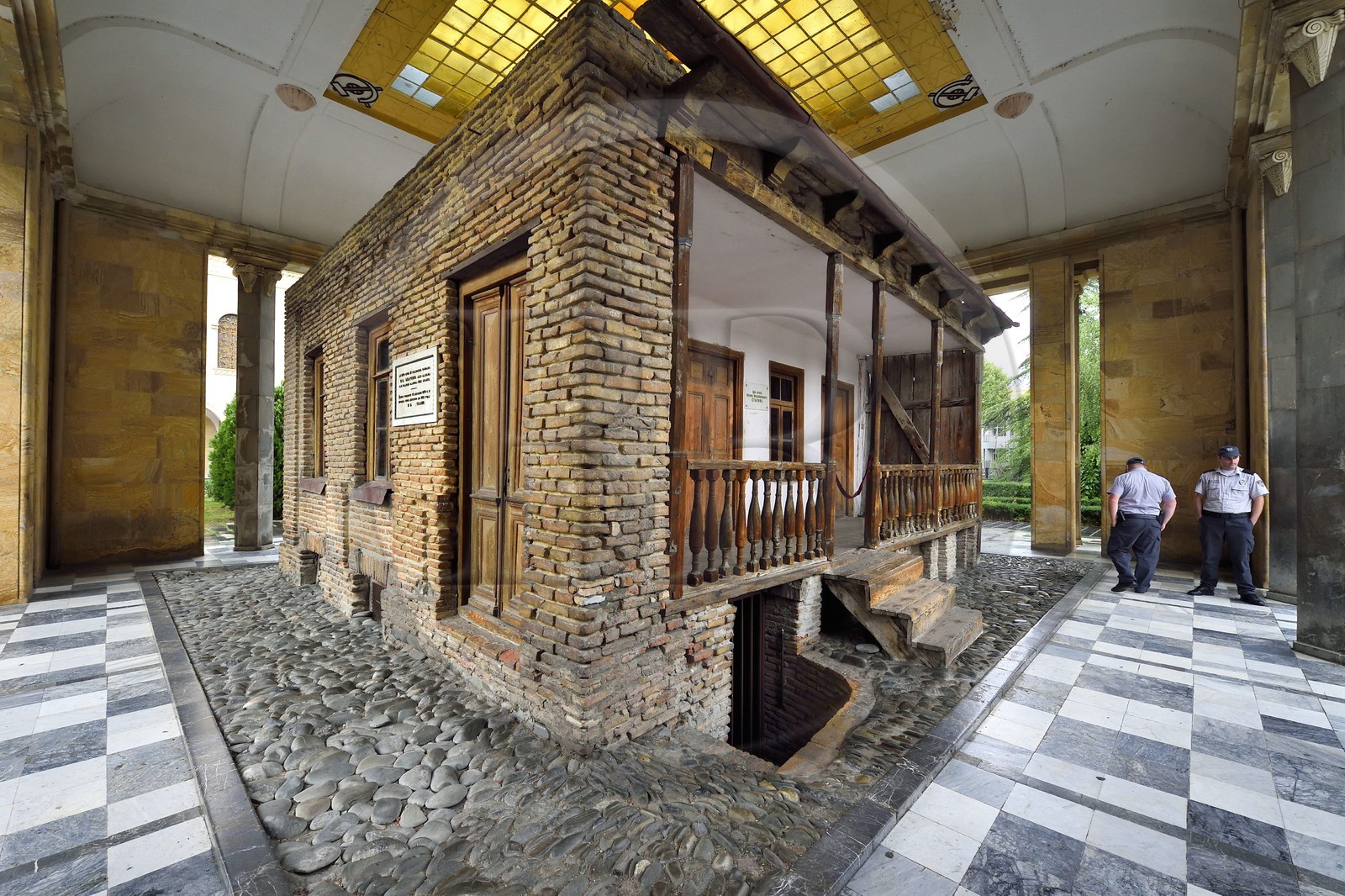 Géorgie, Kartlie intérieure, Gori, ville natale de Joseph Staline, la maison natale de Staline dans son écrin au musée Staline