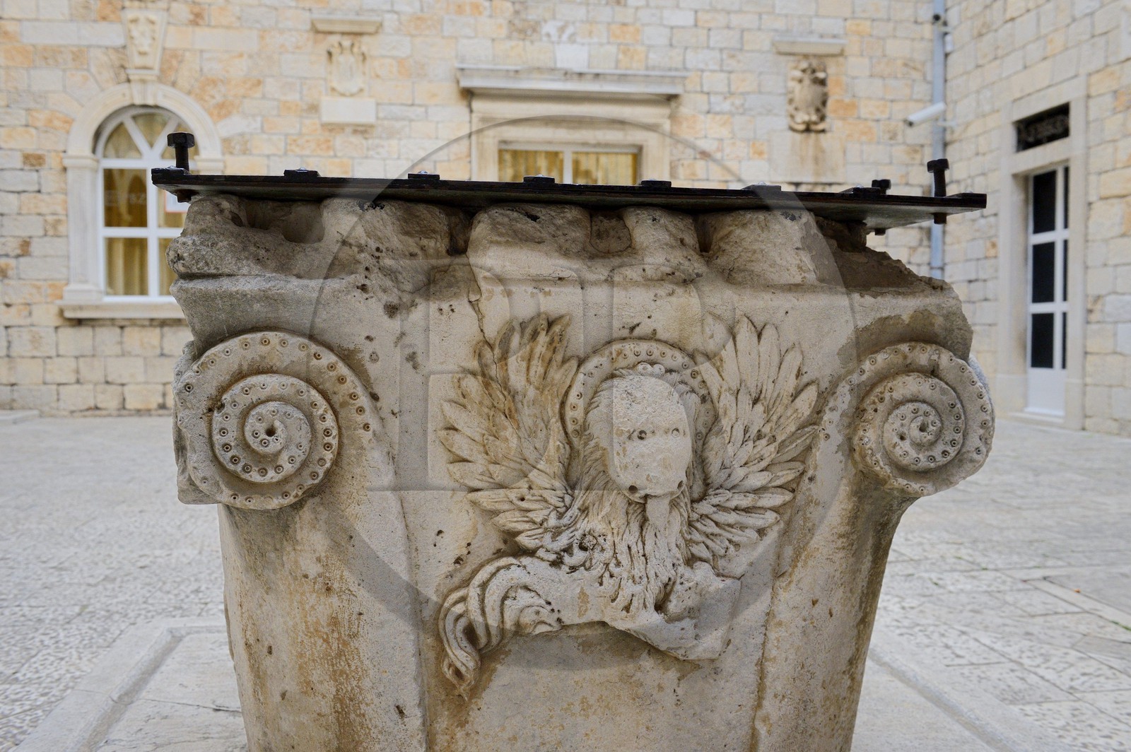 Croatie, Dalmatie, côte dalmate, Trogir, centre historique classé Patrimoine Mondial de l'UNESCO, le lion ailé de la république vénitienne sur la puit de la cour de l'Hotel de Ville