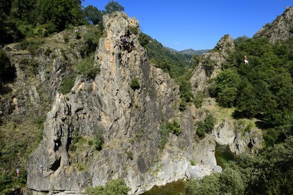 France, Ardèche (07), Parc Naturel Régional des Monts d'Ardèche, Thueyts, la haute-vallée de la rivière Ardèche, La via ferrata du Pont du diable
