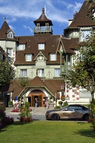France, Calvados (14), Pays d'Auge, Deauville, Bentley garée devant l'Hotel Normandy Barriere