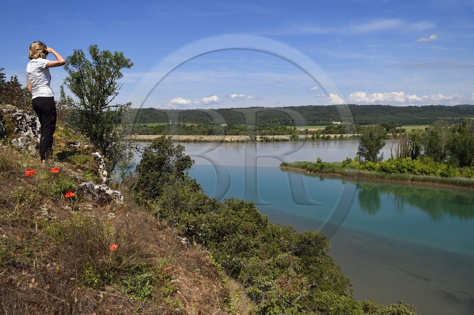 France, Bouches-du-Rhône (13), Saint-Paul-lez-Durance, la confluence du Verdon (eaux bleues) et de la Durance (eaux brunes) sur les terres du Chateau de Cadarache France, Bouches-du-Rhone, Saint-Paul-lez-Durance, the confluence of the Verdon (blue waters) and the Durance (brown waters) at the Chateau de Cadarache