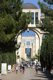France, Hérault (34), Montpellier, quartier Antigone de l'architecte Ricardo Bofill, place du Millénaire, un axe piéton relie cette place au Lez vers l'est et au centre historique à l'ouest