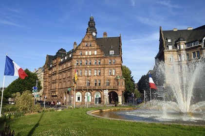 France, Moselle (57), Metz, quartier impérial, place Raymond Mondon, au centre la Maison de la fédération des corporations destiné à la promotion des Arts et Métiers (Gewerbehaus)