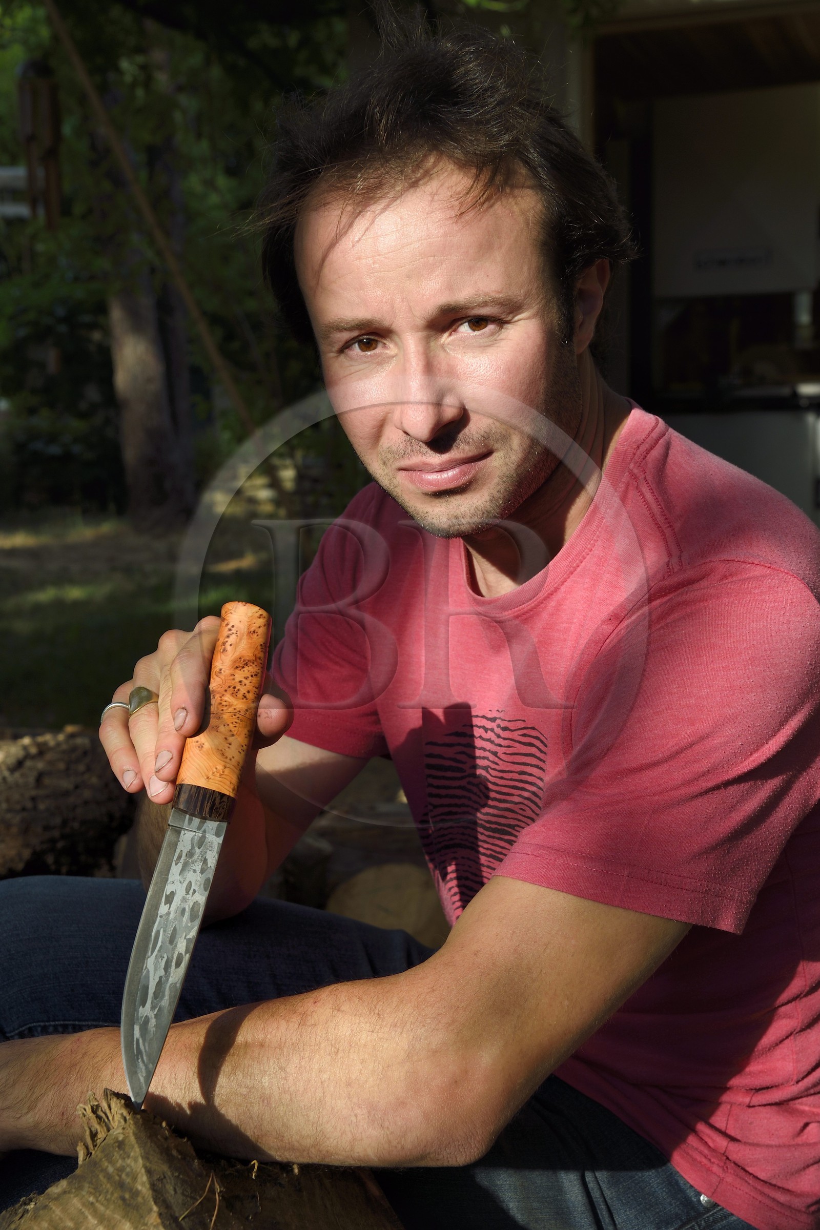 France, Vaucluse (84), Parc Naturel Regional du Luberon, Lourmarin, labellisé Les Plus Beaux Villages de France, le sculpteur sur bois et coutelier Matthias de Malet Roquefort