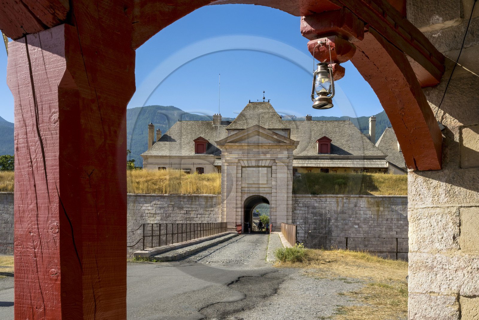 France, Hautes Alpes (05), Mont-Dauphin, citadelle édifiée par Vauban, classée Patrimoine Mondial de l'UNESCO, la Porte de Briançon
