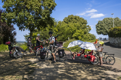 France, Maine-et-Loire (49), vallée de la Loire classée au Patrimoine Mondial par l'UNESCO, Saumur, randonnée à bicyclette sur les berges de la Loire, BIKE PACK by clémence et jérémy avec leurs 4 filles (7, 5, 5 ans et 20 mois)