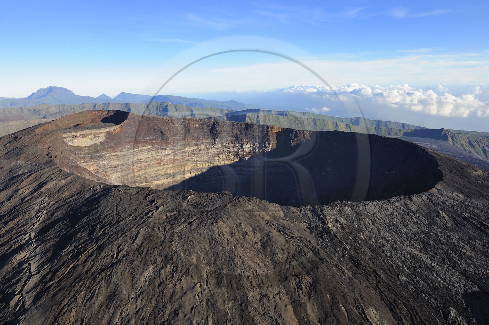 France, île de la Réunion, volcan du Piton de la Fournaise, classé Patrimoine Mondial de l'UNESCO, le cratère Dolomieu (vue aérienne)