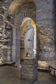France, Paris (75), Musée de Cluny - Musée national du Moyen-Age, Frigidarium des thermes de Cluny, statue du pretre de Sarapis dit Julien l'Apostat, empire romain 2e siècle