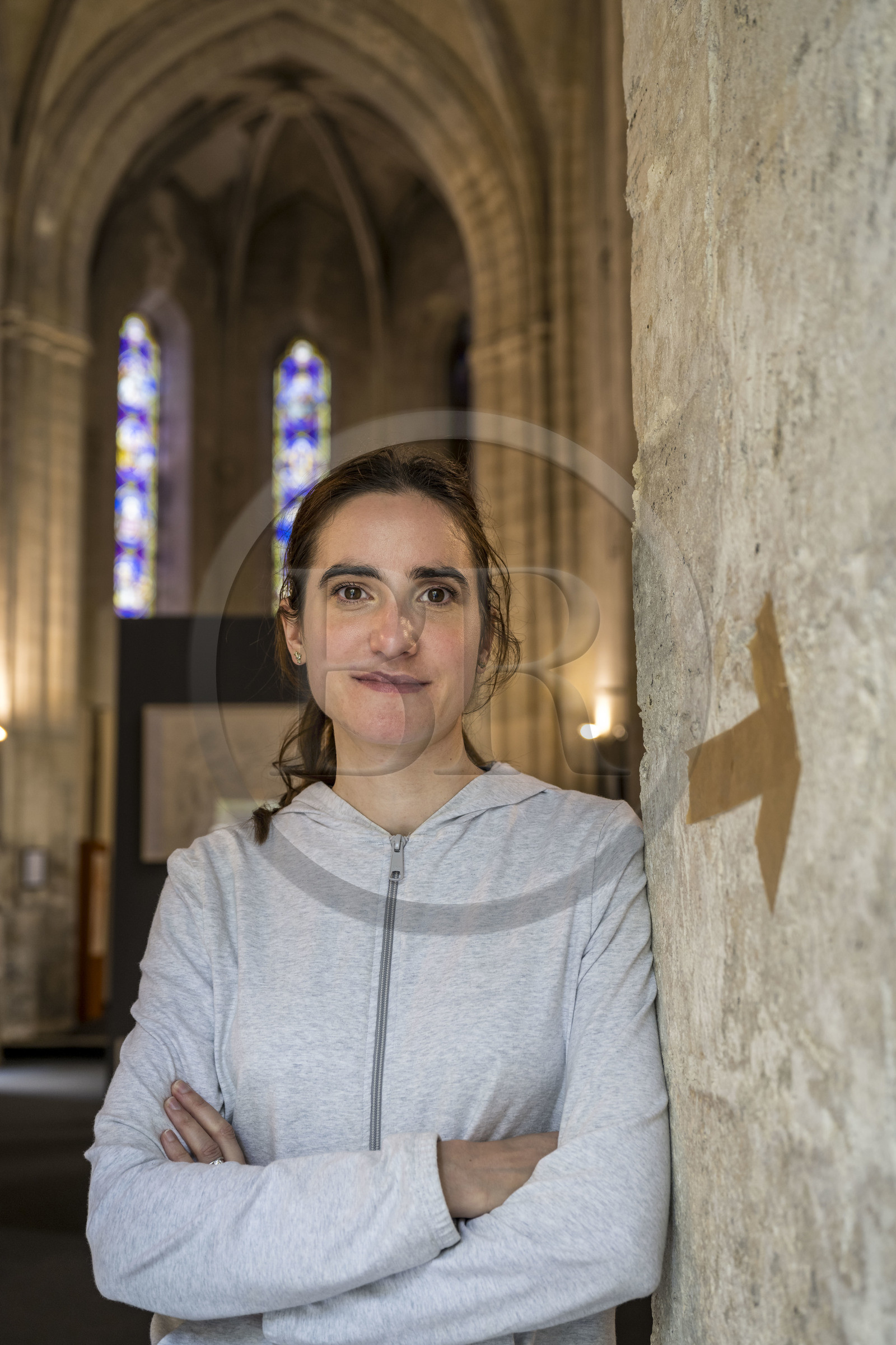 France, Vaucluse (84), Avignon, l'artiste Salomé Fauc qui expose dans l'ancienne église du Couvent des Cordeliers pour le Parcours de l'Art, association qui investit des lieux patrimoniaux pour présenter la création contemporaine sous ses différentes formes