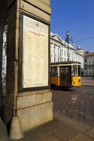 Italie, Lombardie, Milan, Piazza della Scala, le théâtre lyrique de la Scala, passage d'un tramway en arrière-plan