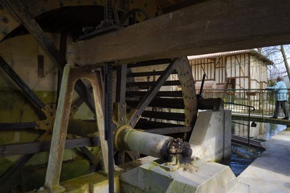 France, Marne (51), village de Saint-Amand-sur-Fion, ancien moulin à pan de bois, le moulin à eau de la Commanderie