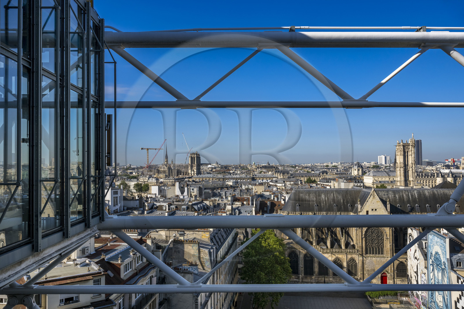 France, Paris (75), quartier des Halles  Beaubourg, la cathédrale Notre-Dame en travaux et la tour Saint-Jacques vue depuis le dernier étage du Centre Pompidou (Centre national d'art et de culture Georges-Pompidou) France, Paris, Les Halles Beaubourg district, Notre-Dame Cathedral under construction and the Saint-Jacques Tower seen from the top floor of the Centre Pompidou (National Centre for Art and Culture Georges-Pompidou)