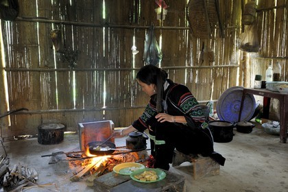 Vietnam, province de Lao Cai, région de Sapa, intérieur d'une maison de l'ethnie Hmong Noir, vie quotidienne, cuisine du Tofu