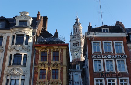 France, Nord (59), Lille, vieux immeubles sur la Grand Place et le beffroi de la Chambre de Commerce et de l'Industrie