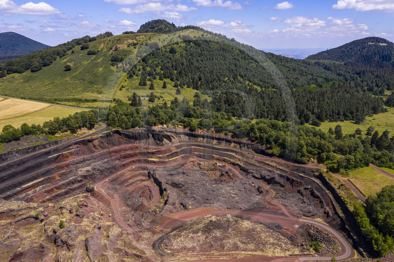 France, Puy-de-Dôme (63), Parc Naturel Régional des Volcans d'Auvergne, Chaine des Puys classée Patrimoine Mondial de l'UNESCO, Saint-Ours-les-Roches, volcan Lemptégy, ancienne carrière de pouzzolane devenue site pédagogique ouvert au public, les Puys Chopine et des Gouttes en arrière plan (vue aérienne)