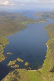 Royaume-Uni, Ecosse, Highland, Sutherland, Loch Glencoul rejoignant un passage maritime le Loch a Chairn Bhain qui relie la baie d'Eddrachillis (vue aérienne)