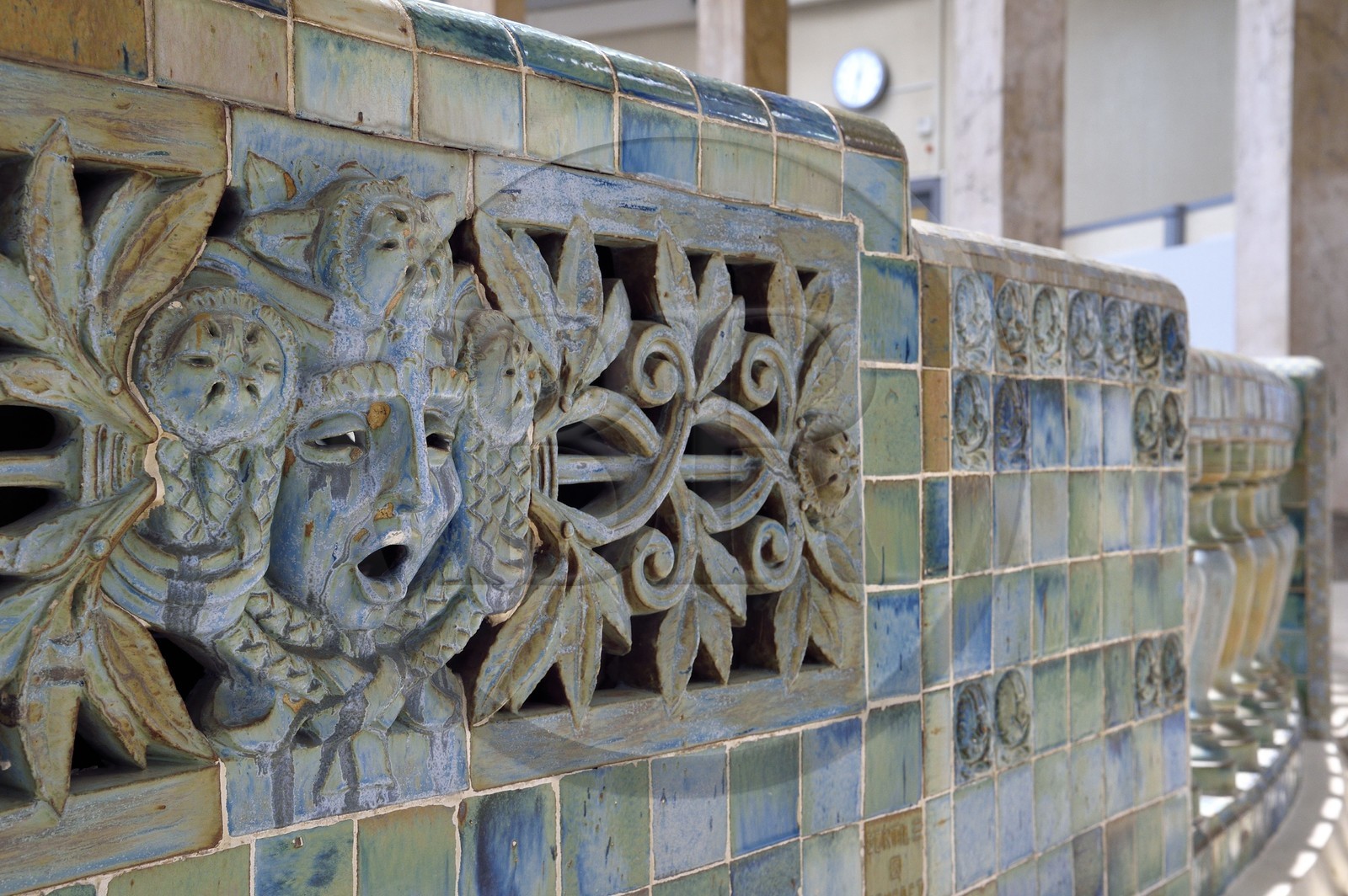France, Meurthe-et-Moselle (54), Nancy, la piscine ronde de Nancy Thermal, motifs en grès émaillés