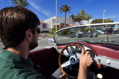 France, Alpes-Maritimes (06), Cannes, le casino du Palm Beach et une Porsche Speedster 356 décapotable de collection
