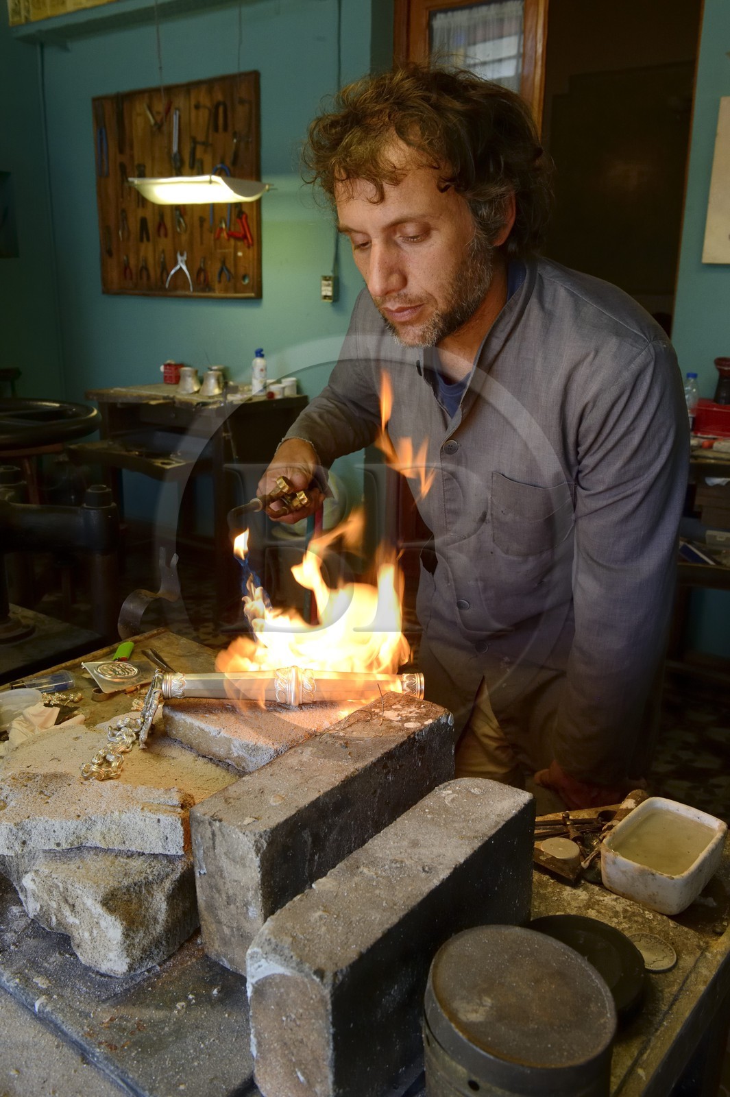 Argentine, province de Buenos Aires, San Antonio de Areco, atelier de l' orfèvre Juan José Draghi, finitions sur un rebenque, pièce en argent d'une cravache