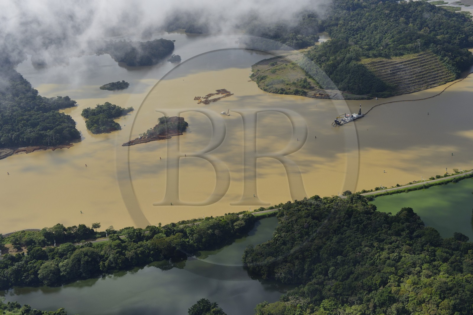 Panama, Canal de Panama, les opération de draguages sont continues en raison de présence de la rivière Chagres qui alimente le canal et le lac Gatun en eau (vue aérienne)