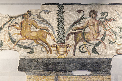 France, Vaucluse (84), Orange, le musée municipal d'art et d'histoire, la mosaïque aux centaures trouvé dans une domus de l'ilot Pontillac à la porte du Forum romain (du Ier siècle)