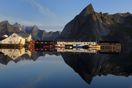 Norvège, Nordland, Iles Lofoten, Ile de Moskenes, port de pêche de Hamnoy près de Reine au soleil de minuit