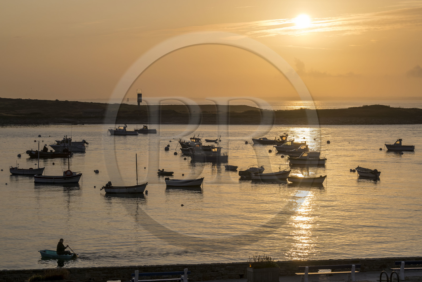 France, Finistère (29), Mer d'Iroise, Ile de Molène au petit matin, les bateaux de pêches sont au mouillage à la belle saison entre le bourg et l'ilot Lédenez Vraz en arrière plan