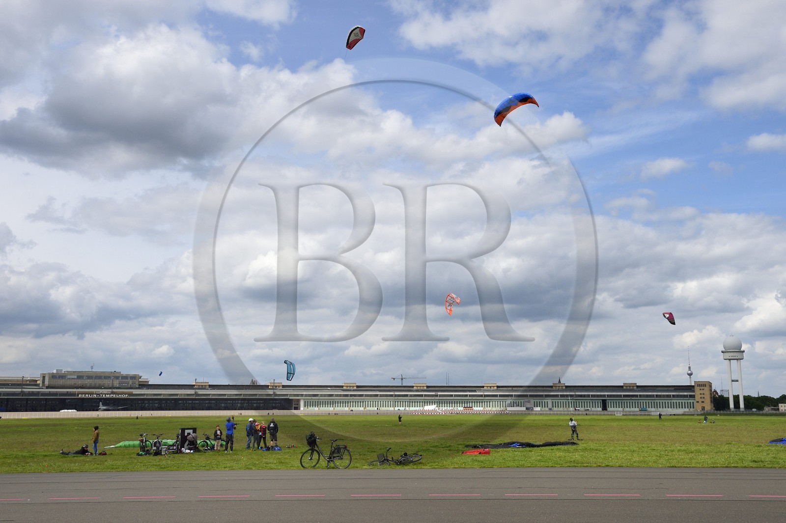 Germany, Berlin, former Berlin-Tempelhof international airport converted into a huge park, a meeting place for kite surfers, kite boarders and Country Buggy kiter