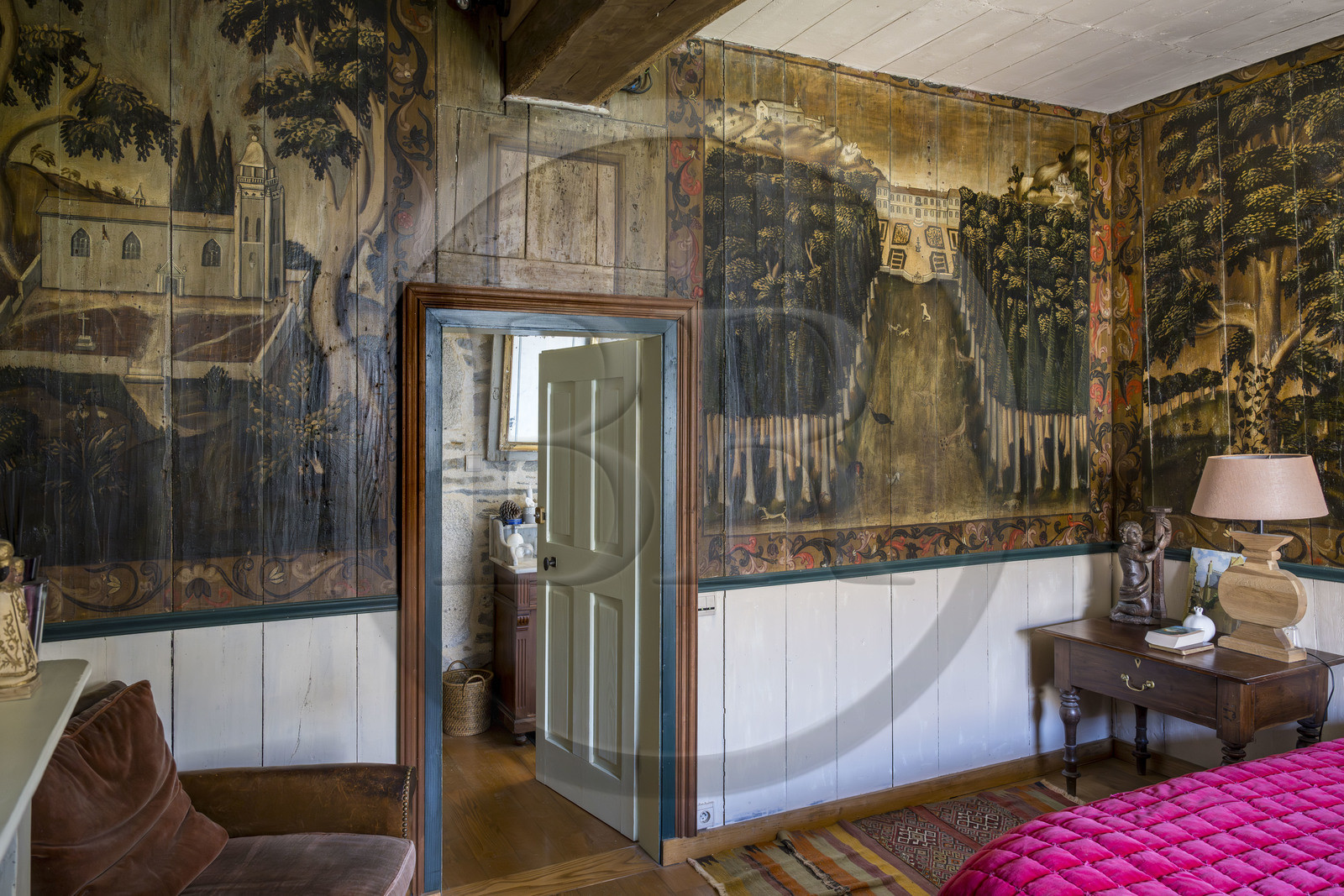 France, Finistère (29), Roscoff, maison d'armateur dite de la Porte Noire construite à la fin XVIème siècle par les frères James et appartenant aujourd'hui à Christian Kulig, chambre du maître avec peintures murales sur cloisons de bois représentant Roscoff au XVIIIème siècle