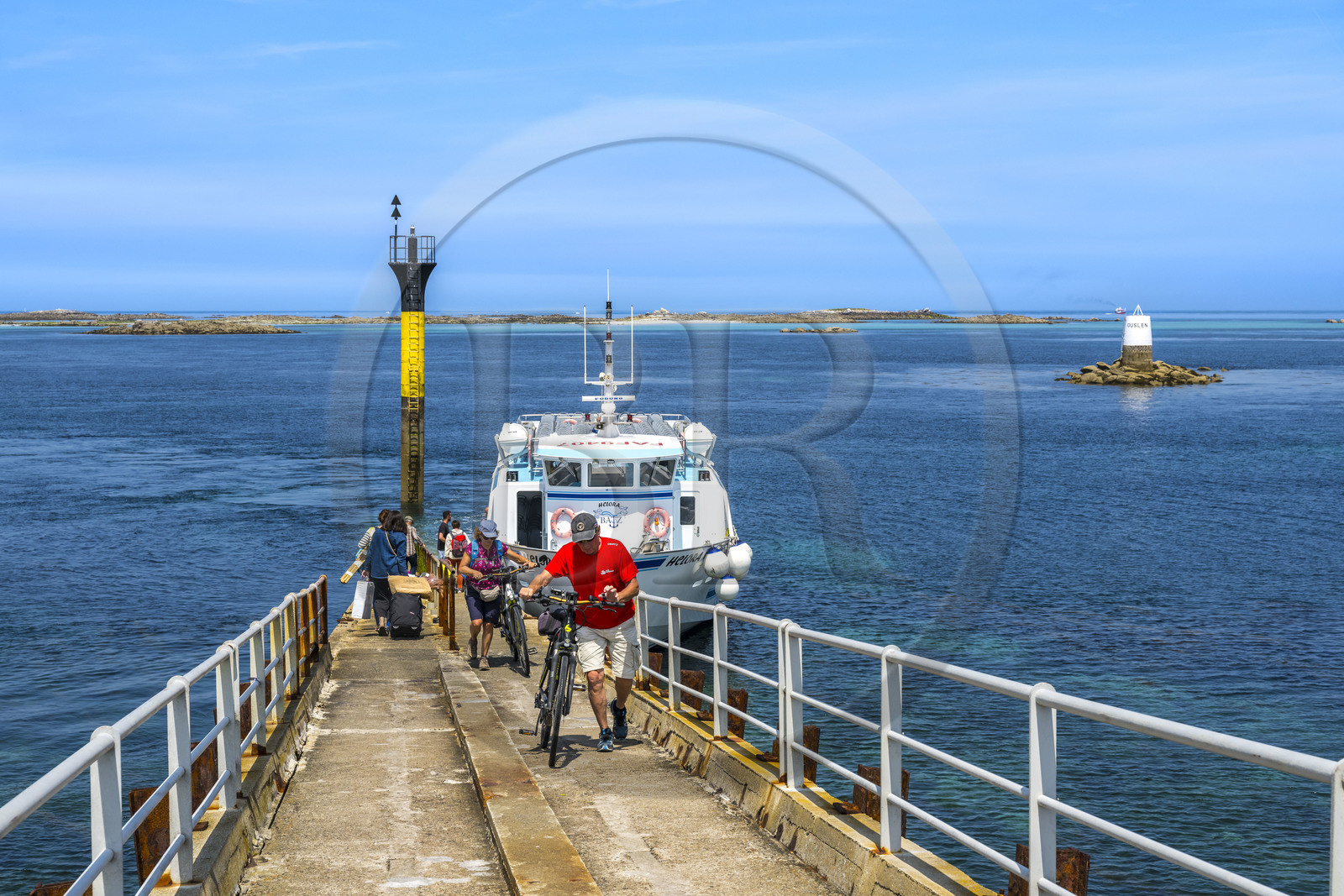 France, Finistère (29), Roscoff, l'estacade, passagers sur l'embarcadère du ferry pour l'Ile de Batz