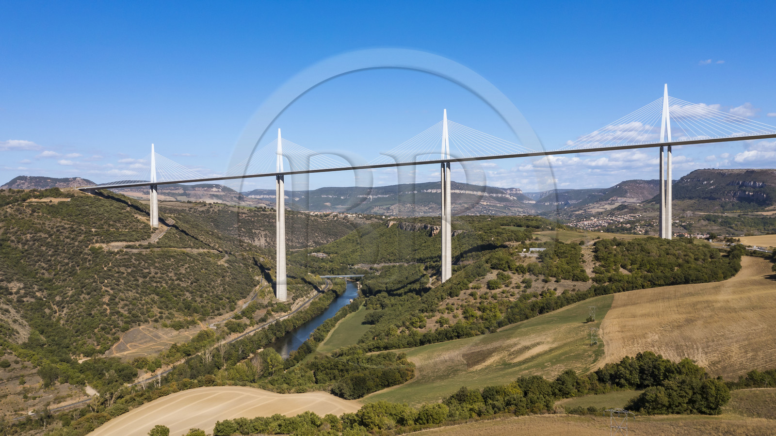 France, Aveyron (12), parc naturel régional des Grands Causses, Millau, le viaduc de Millau des architectes Michel Virlogeux et Norman Foster, entre le Causse du Larzac et le Causse de Sauveterre au dessus du Tarn (vue aérienne)