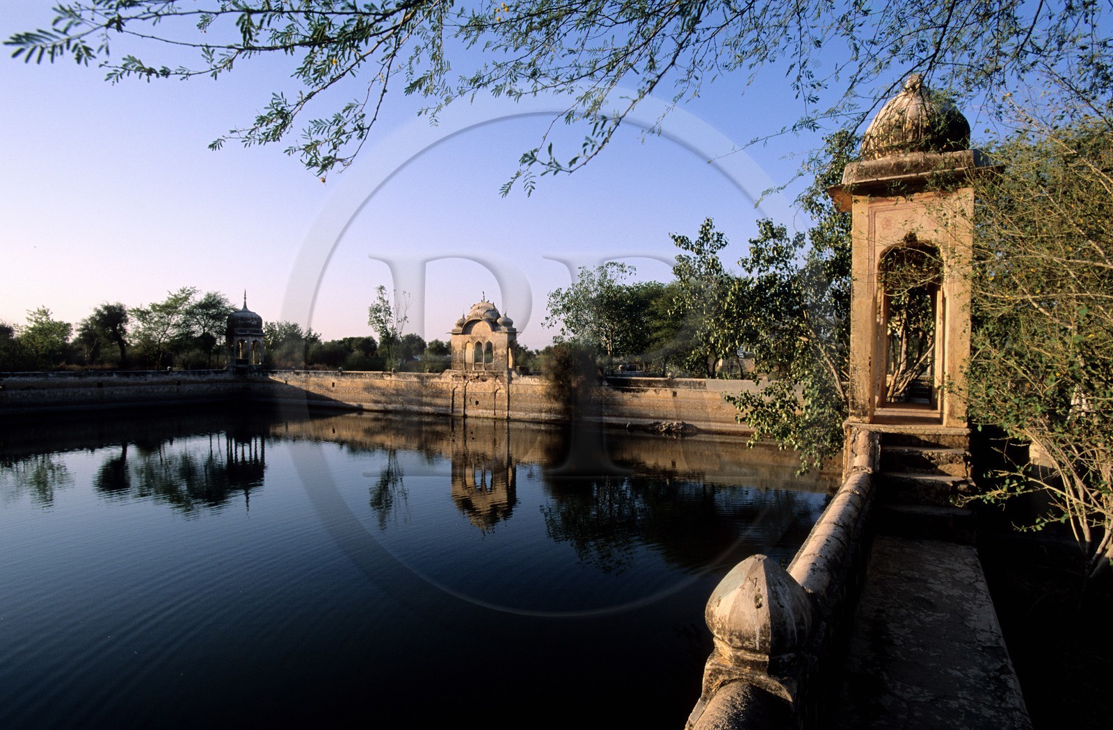 Inde, état du Rajasthan, région du Shekhawati, ville de Jhunjhunu, lac artificiel d'Ajit Sagar agrémenté de pavillons à kiosques
