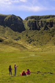 France, Cantal (15), monts du Cantal, Parc Naturel Régional des Volcans d' Auvergne, Puy-Mary, famille de randonneurs au pied de la montagne des Fours de Peyre Arse coupés par la brèche de Roland
