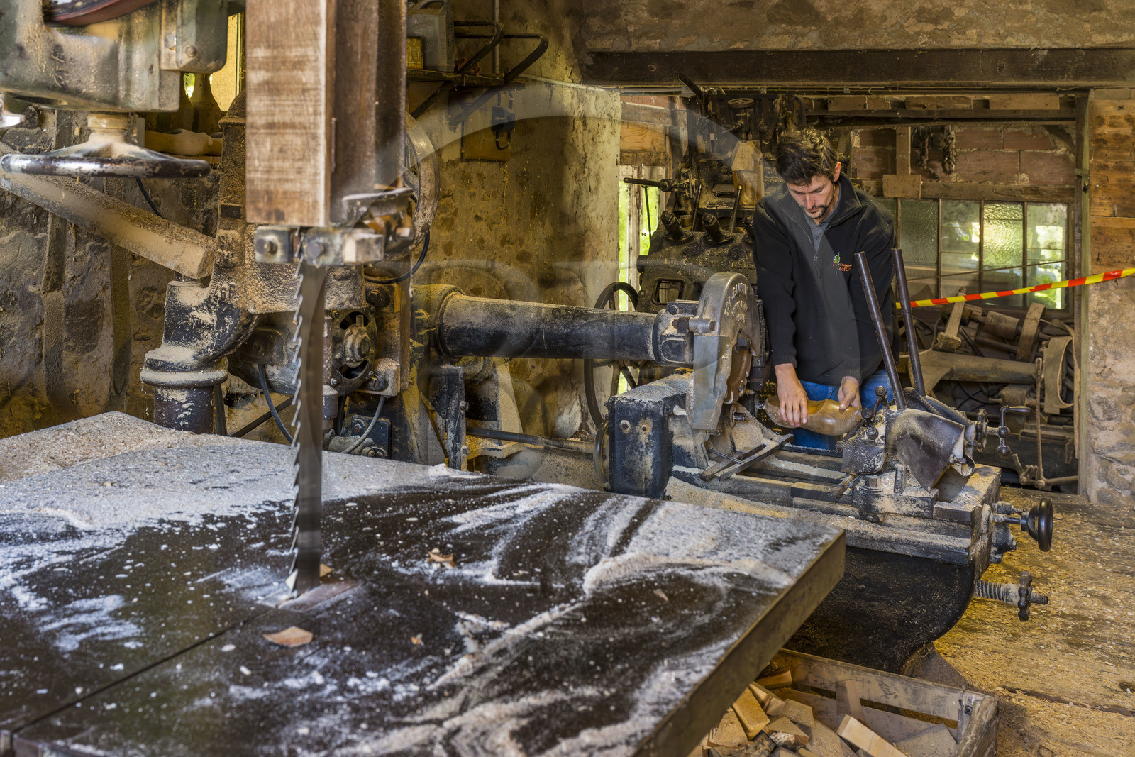 France, Nièvre (58), Parc naturel régional du Morvan, Gouloux, établissement Marchand (scierie, saboterie et boissellerie), Pierre Marchand dans l'atelier de la saboterie