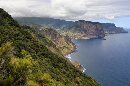 Portugal, Ile de Madère, randonnée de Machico à Porto da Cruz par le Vereda do Larano, vue sur la baie de Porto da Cruz dominé par le Rocher de l'aigle (Penha d'Aguia)