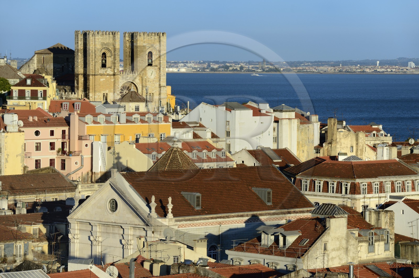 Portugal, Lisbon, Baixa district ​​view from the elevador (elevator) de Santa Justa and the cathedral Sé Patriarcal in the Alfama district, the Tagus River in the background