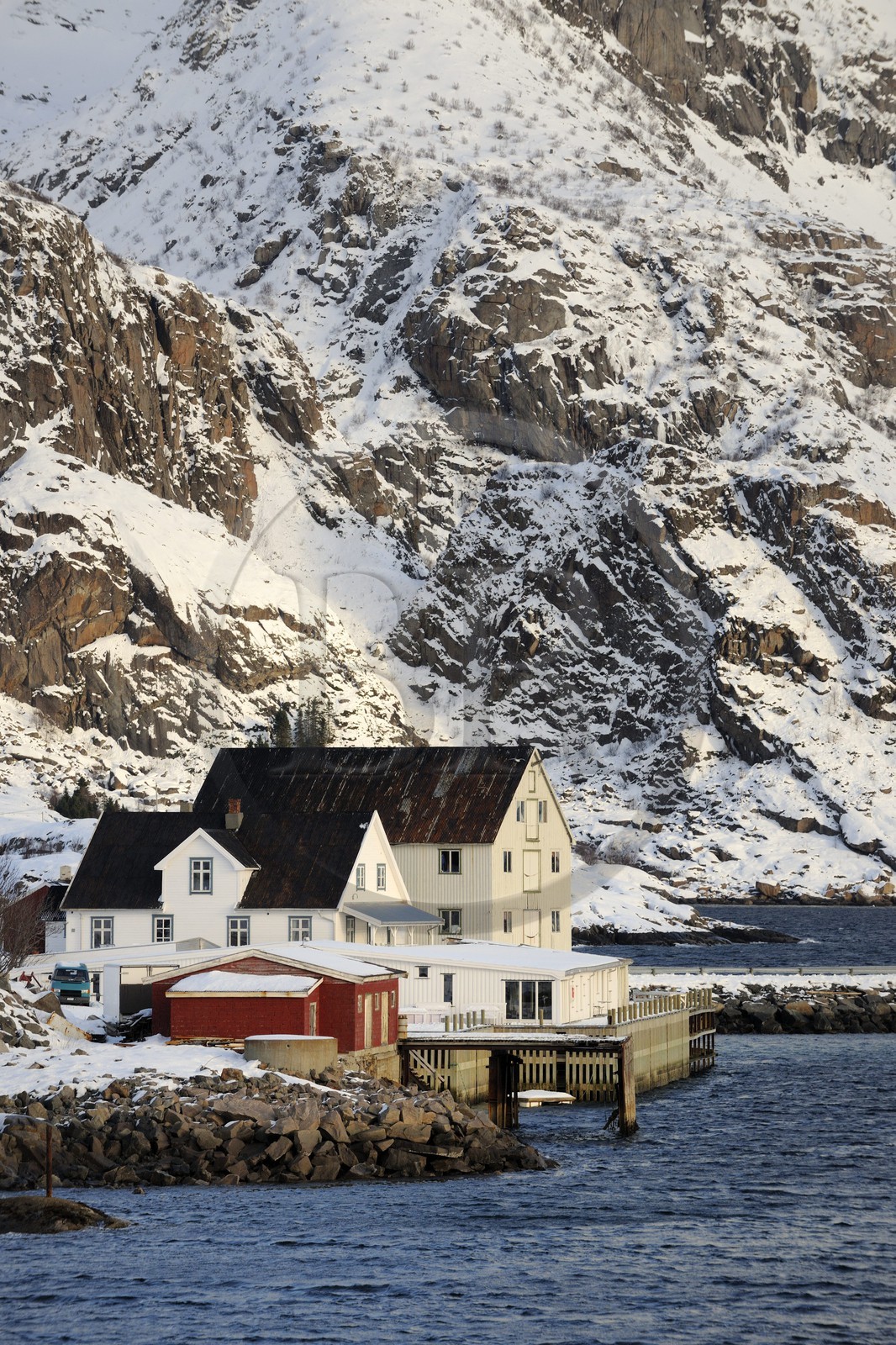 Norvège, Nordland, Iles Lofoten, le port de pêche (petite Venise) de Henningsvaer sur l'Ile de Vagan