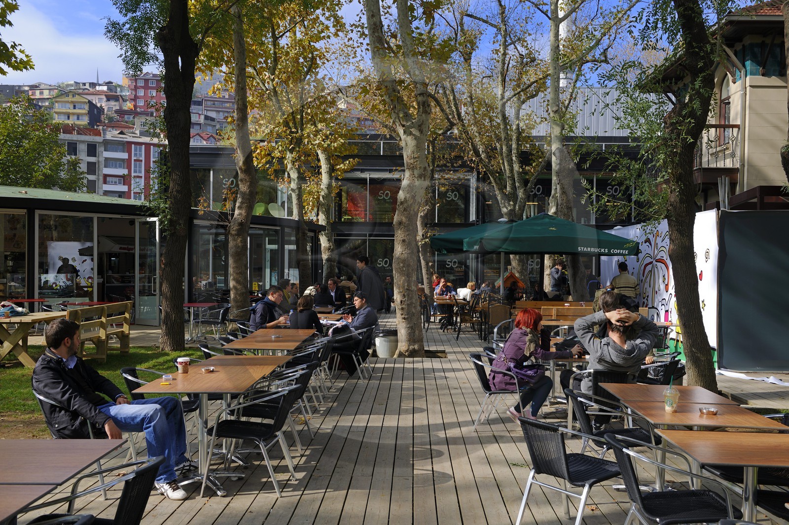 Turquie, Istanbul, l'université et le centre d'art contemporain Santralistanbul des architectes turcs Emre Arolat, Nevzat Sayin, Ihsan Bilgin et Han Tümertekin, terrasse de café