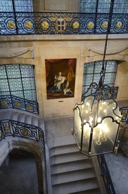 France, Marne (51), Reims, musée Saint-Remi dans l'ancienne abbaye royale Saint-Remi, le grand escalier d'honneur avec le tableau officiel du couronnement de Louis XV