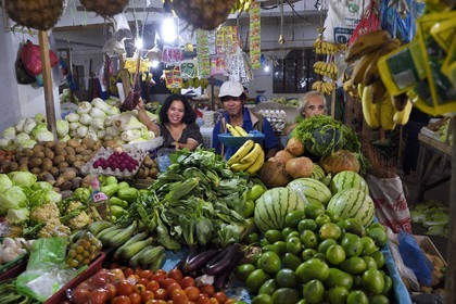 Philippines, province d'Ifugao, étal de fruits et légumes dans le marché de la ville de Banaue