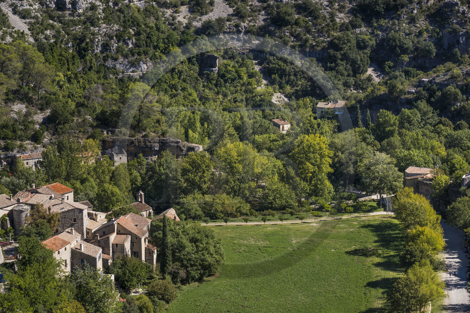 France, Hérault (34), les Causses et les Cévennes, paysage culturel de l'agro-pastoralisme méditerranéen inscrit au Patrimoine Mondial de l'UNESCO, gorges de La Vis, Saint-Maurice-Navacelles, le Cirque de Navacelles, le hameau de Navacelles