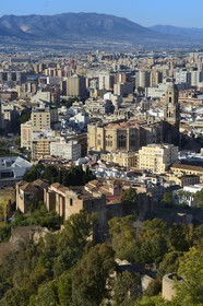 Espagne, Andalousie, Malaga, la ville avec l'Alcazaba et la cathédrale depuis le Castillo de Gibralfaro
