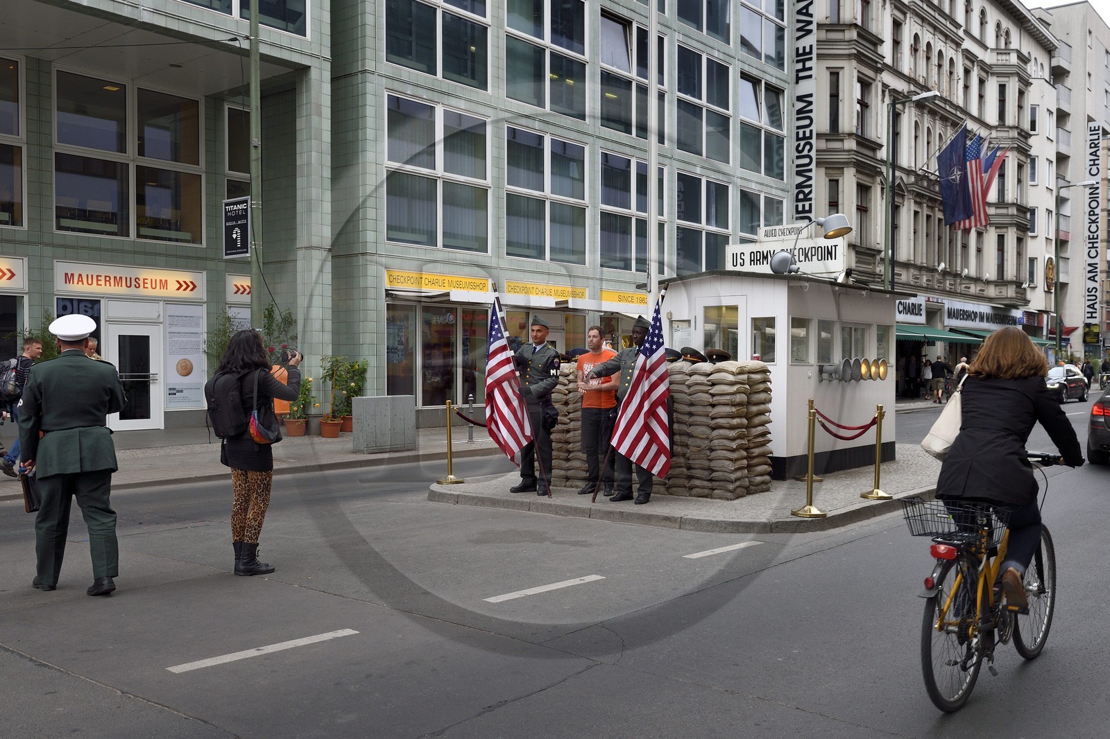 Allemagne, Berlin, quartier de Kreuzberg, Checkpoint Charlie, ancien lieu de passage entre l'est et l'ouest au temps du mur