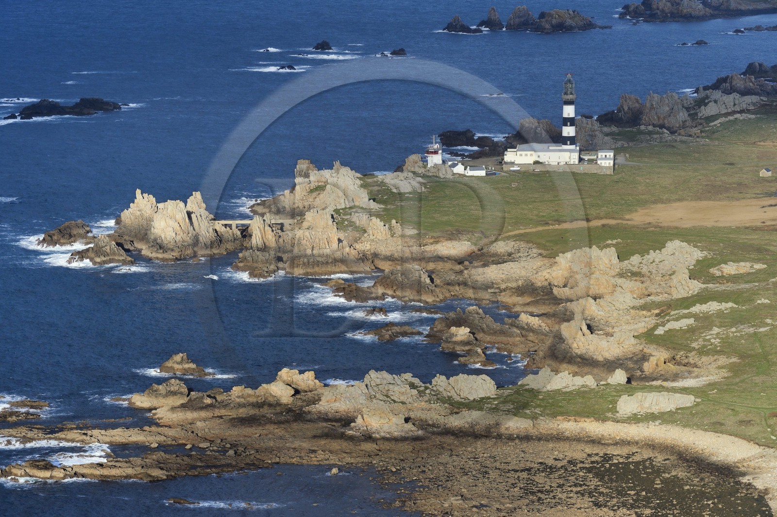 France, Finistère (29), parc naturel régional d'Armorique, mer d'Iroise, Ile d'Ouessant, réserve de Biosphère (UNESCO), phare du Creach et la côte ouest (vue aérienne)