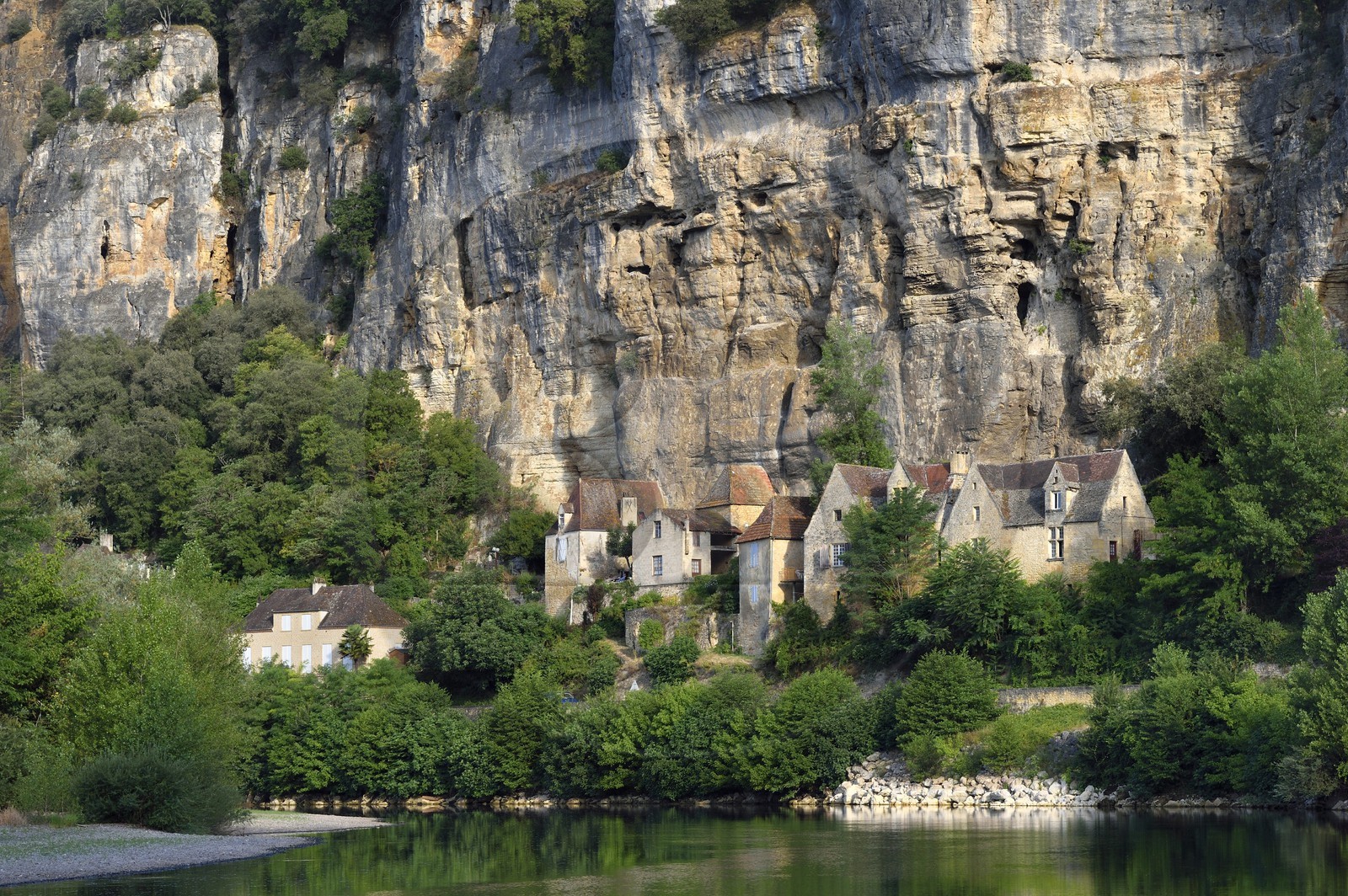 France, Dordogne (24), Périgord Noir, vallée de la Dordogne, La Roque-Gageac, labellisé Les Plus Beaux Villages de France, les maisons sous la falaise