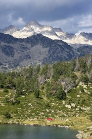 France, Hautes-Pyrénées (65), Saint-Lary-Soulan et Vielle-Aure, randonnée sur une variante du GR10 entre le col de Portet et les lacs de Bastan en bordure de la réserve naturelle de Néouvielle, lac de Bastan inférieur et le massif de Néouvielle en arrière plan