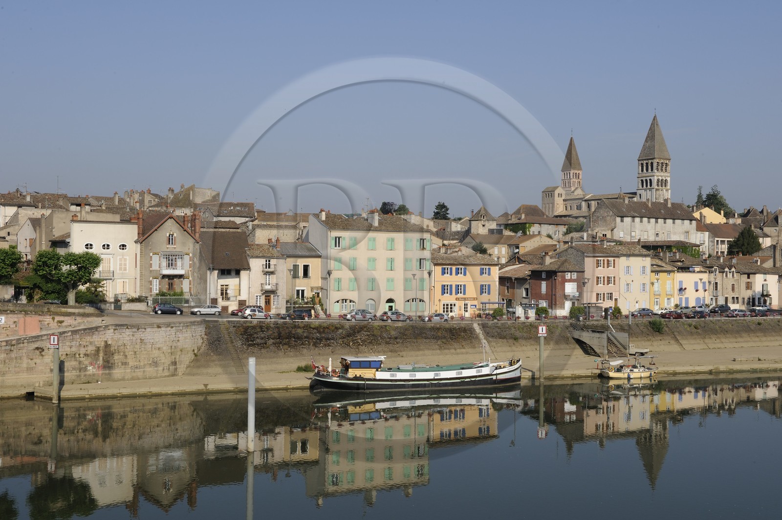 France, Saône et Loire (71), Tournus, les bords de Saône et les deux tour de l'ancienne abbaye